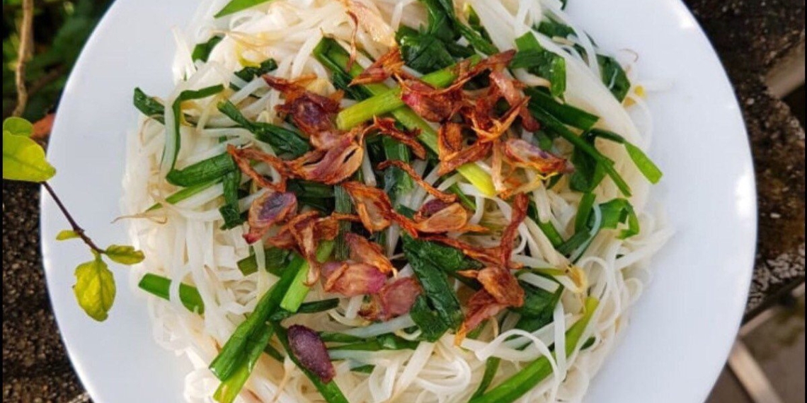 how to make delicious stir fried hu tieu with crispy bean sprouts super appealing for the whole family 15618