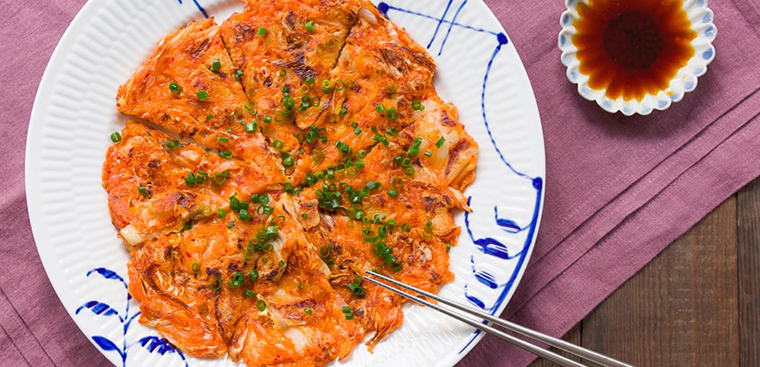 how to make simple delicious korean fried kimchi pancakes 02163
