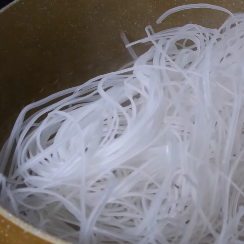 Step 5 Blanching the rice noodles and completing the chicken mushroom rice noodles