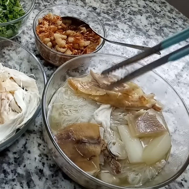 Step 5 Blanching the rice noodles and completing the chicken mushroom rice noodles