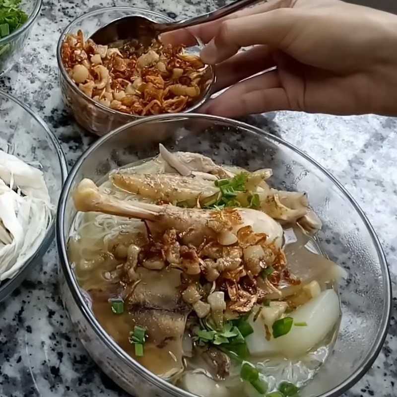 Step 5 Blanching the rice noodles and completing the chicken mushroom rice noodles