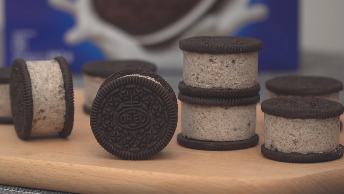 2 Ways to Make Delicious Oreo Ice Cream Without a Machine That Anyone Can Do 20 Oreo Ice Cream Sandwich