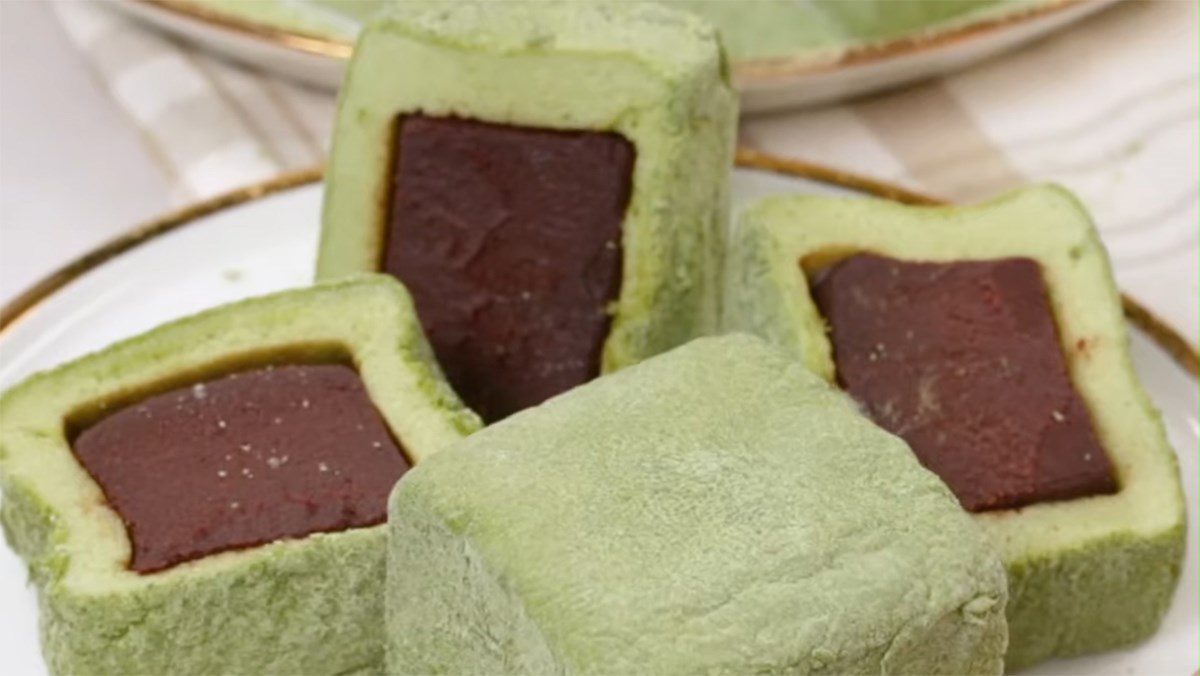 Matcha marshmallow candy filled with chocolate