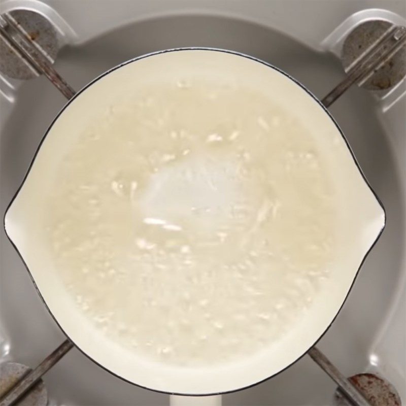 Step 1 Soak gelatin and boil syrup for chocolate-filled marshmallow candy