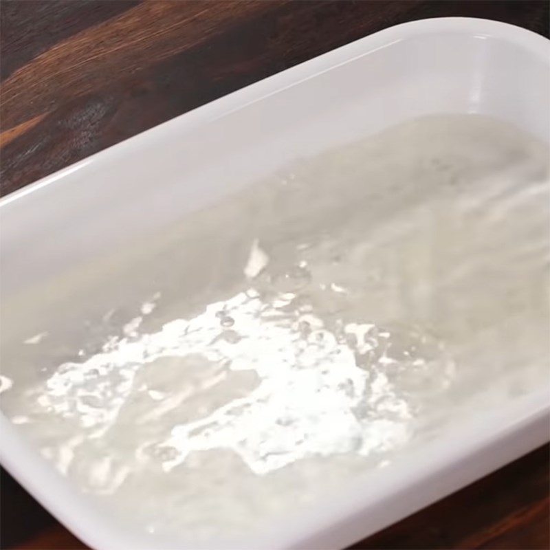 Step 1 Soak gelatin and boil syrup for chocolate-filled marshmallow candy