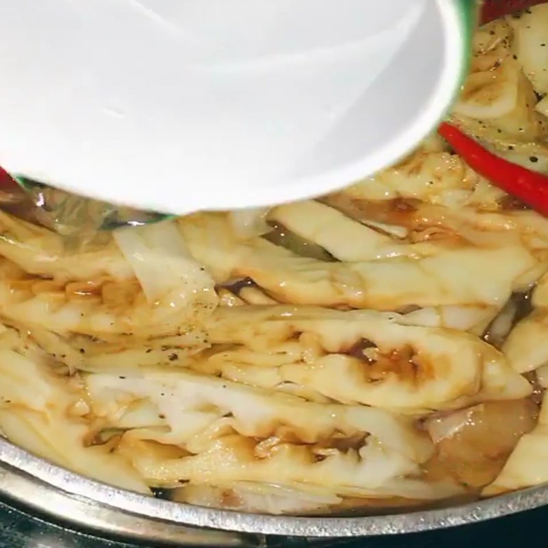 Step 6 Stew fish Carp with bamboo shoots