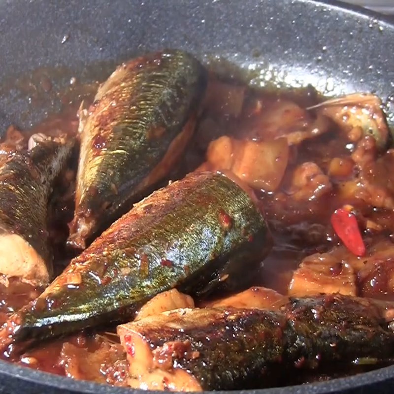 Step 4 Braised Mackerel with Pork Belly