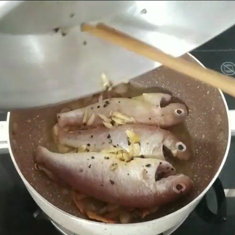 Step 4 Stew fish Hường stew