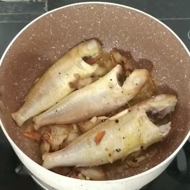 Step 4 Stew fish Hường stew