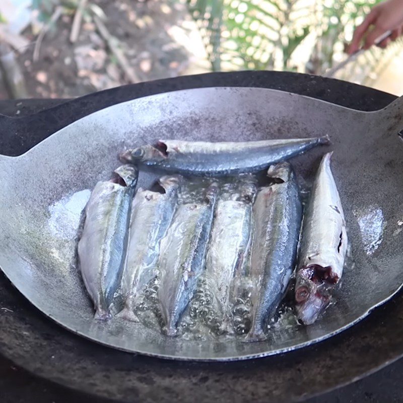 Step 3 Braised fish Mackerel braised with green bananas