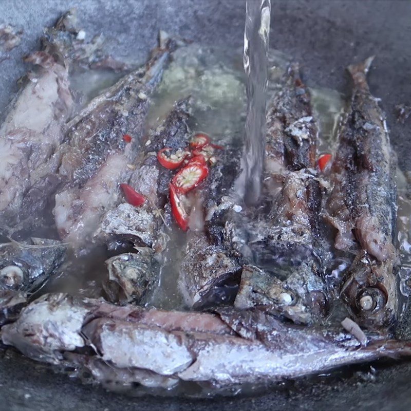 Step 3 Braised fish Mackerel braised with green bananas