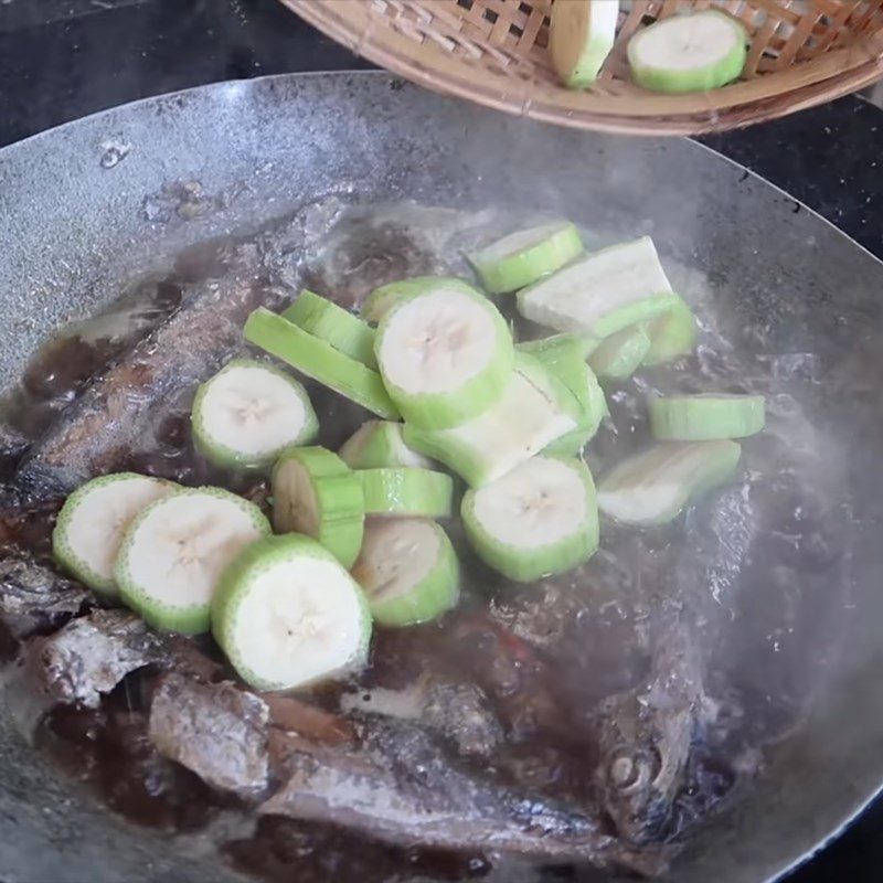 Step 3 Braised fish Mackerel braised with green bananas