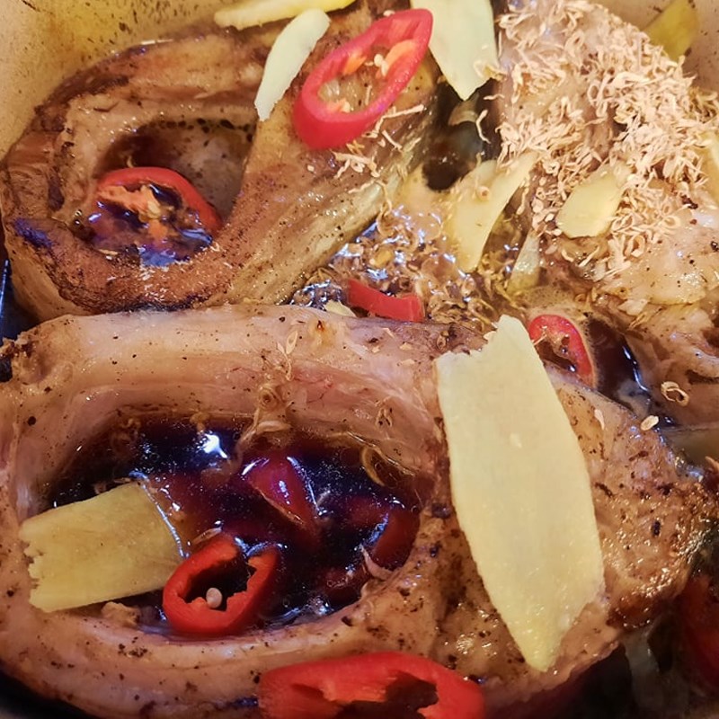 Step 3 Braised fish with ginger and lemongrass