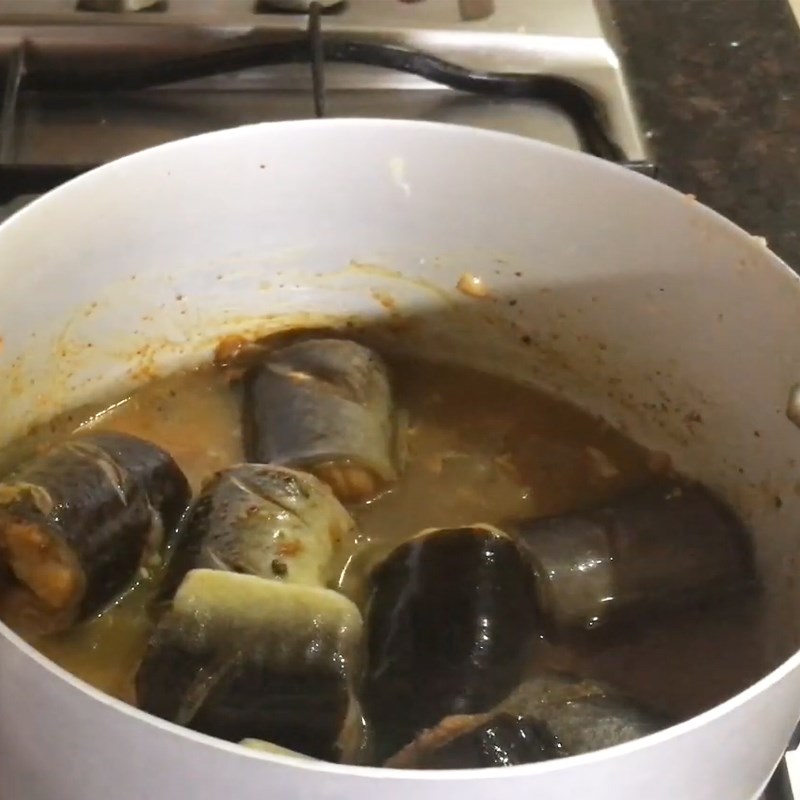 Step 3 Braised eel with turmeric