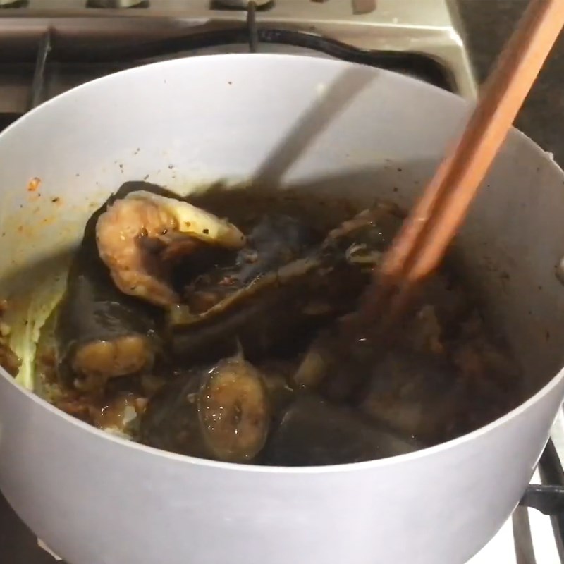 Step 3 Cook the eel Eel cooked with turmeric
