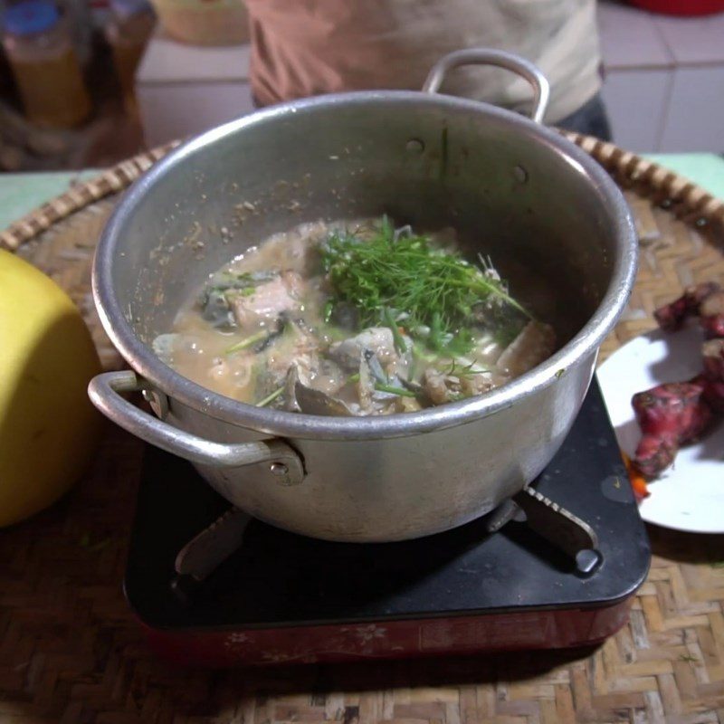 Step 4 Stewed catfish Stewed catfish with galangal