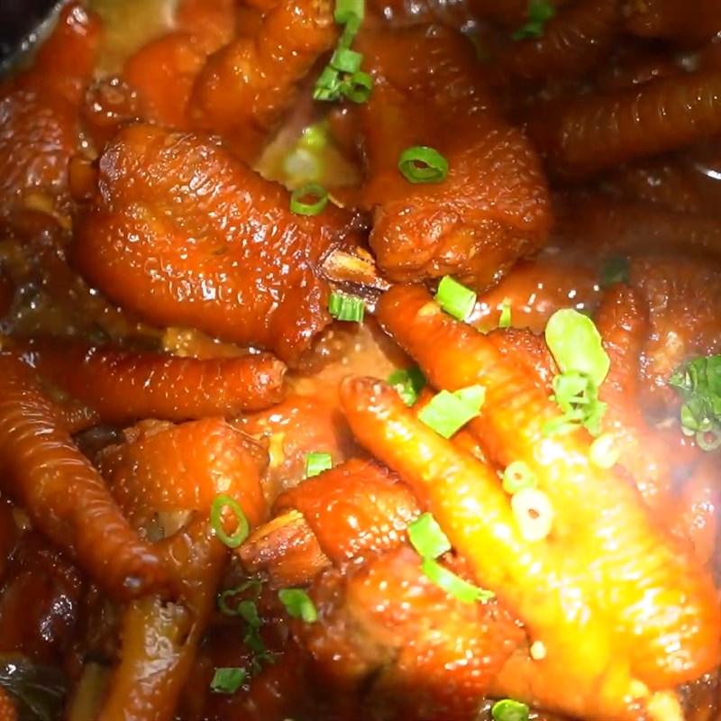 Step 5 Braised chicken feet Spicy braised chicken feet