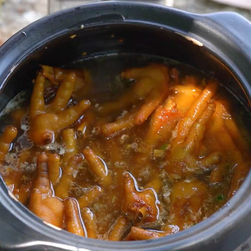 Step 5 Braised chicken feet Spicy braised chicken feet