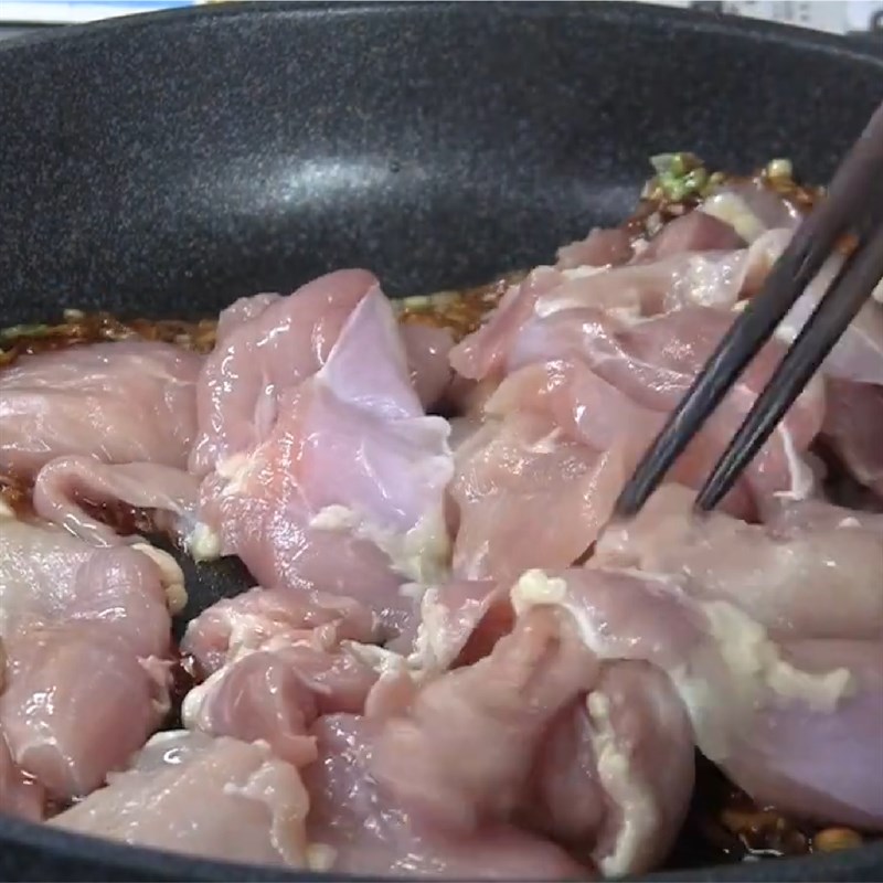 Step 3 Braised chicken with ground pepper