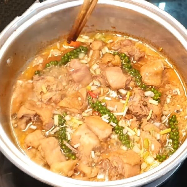 Step 4 Stewing chicken Green pepper chicken stew