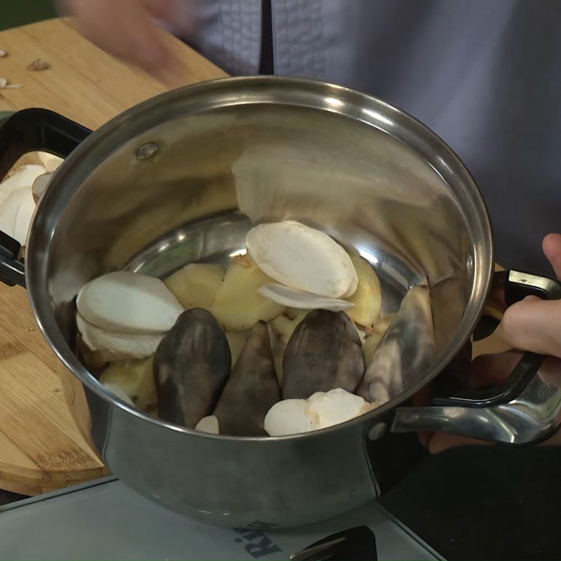 Step 3 Stew the banana flowers Banana flowers stewed with galangal