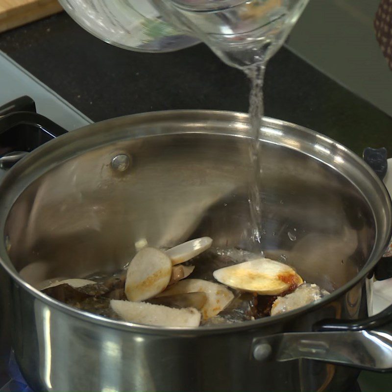 Step 3 Stew the banana flowers Banana flowers stewed with galangal