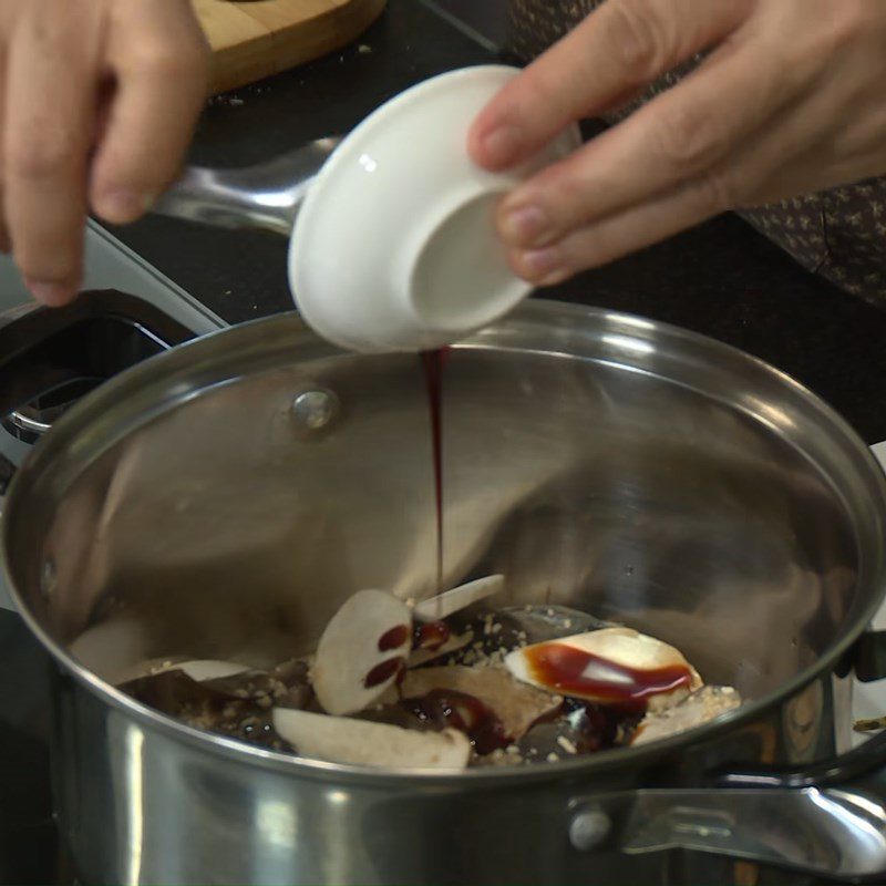 Step 3 Stew the banana flowers Banana flowers stewed with galangal