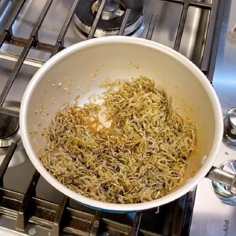 Step 3 Drying anchovies with pepper