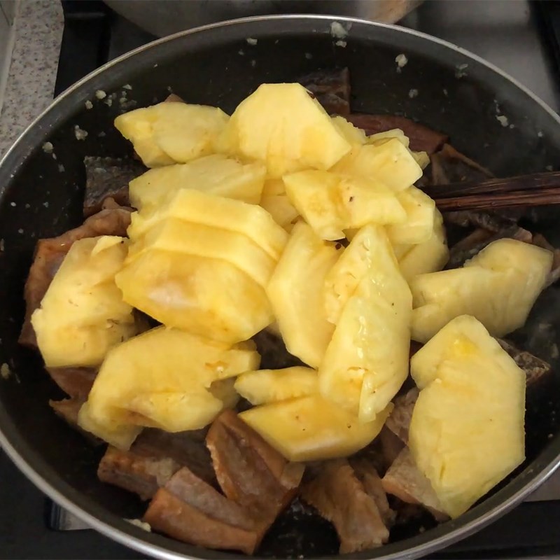 Step 3 Cooking dried snakehead fish with pineapple