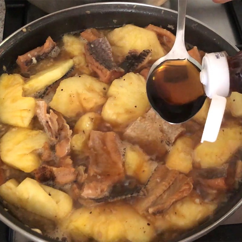 Step 3 Cooking dried snakehead fish with pineapple