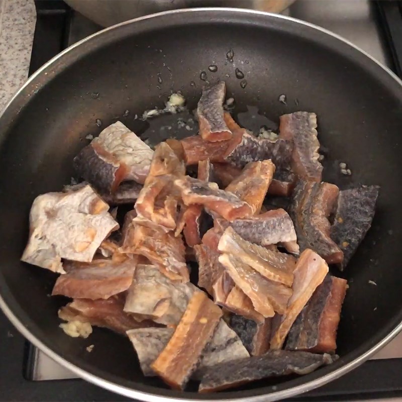 Step 3 Cooking dried snakehead fish with pineapple