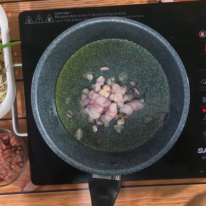 Step 4 Sauté shallots for macaroni with pork leg and minced meat