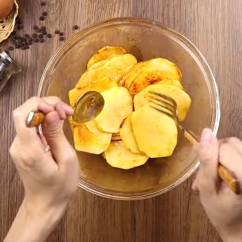 Step 2 Marinate the potatoes Baked Potato Slices with Eggs