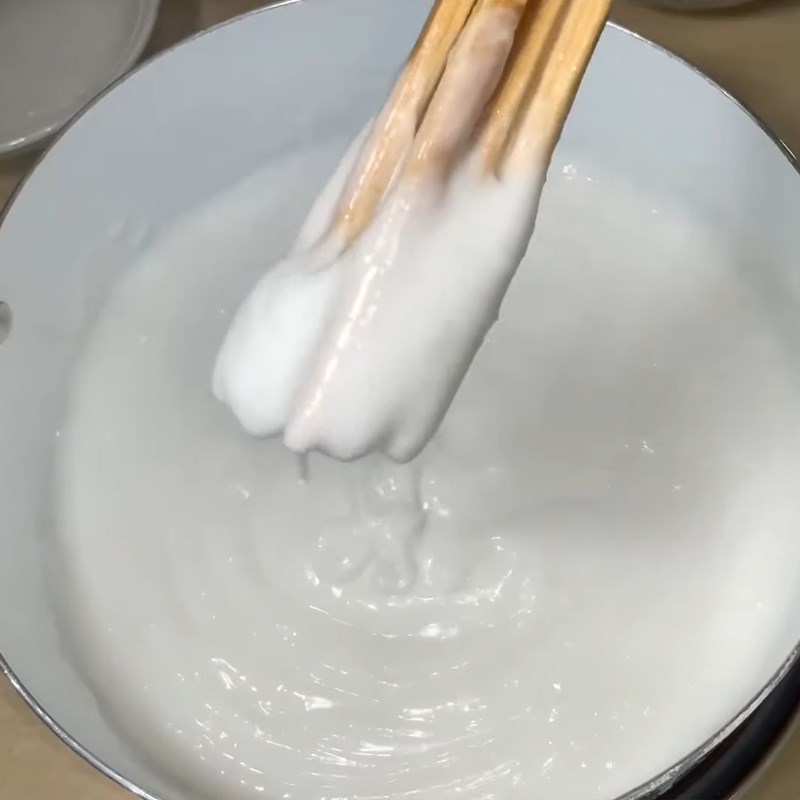 Step 3 Stir the hot flour for Hue rice cake