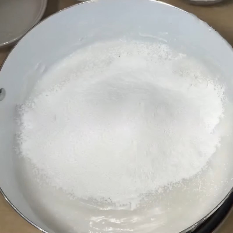 Step 3 Stir the hot flour for Hue rice cake