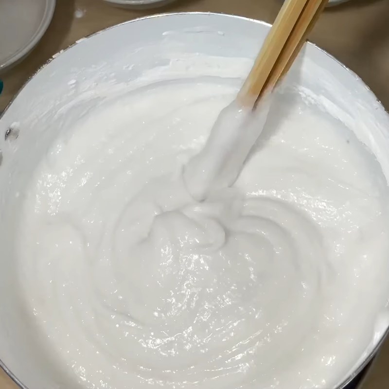 Step 3 Stir the hot flour for Hue rice cake