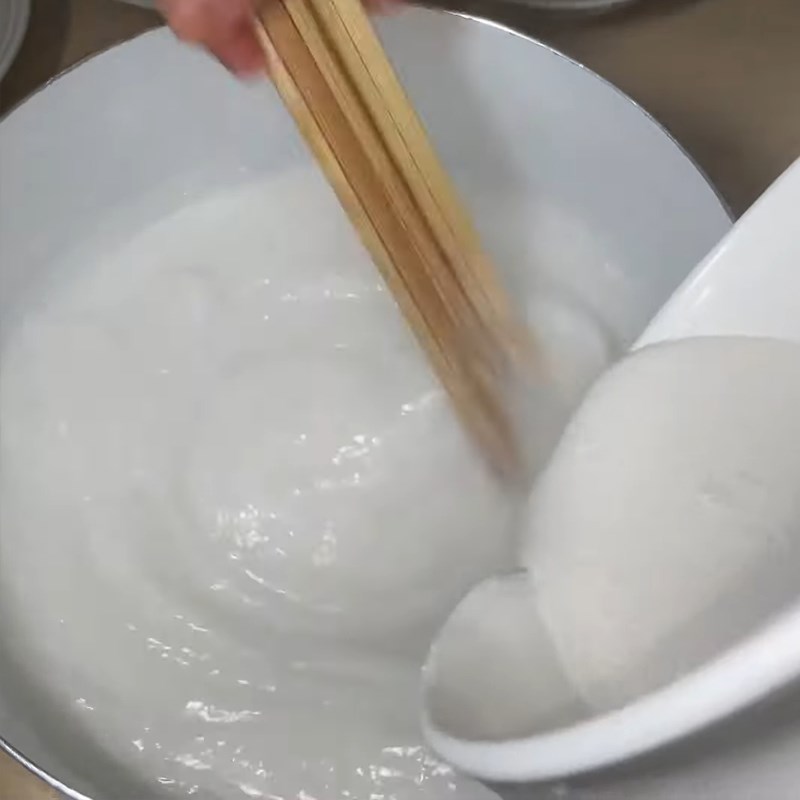 Step 3 Stir the hot flour for Hue rice cake