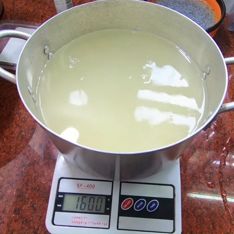 Step 1 Stir the sương sáo and sương sa powder Chè sương sa sương sáo sương sâm