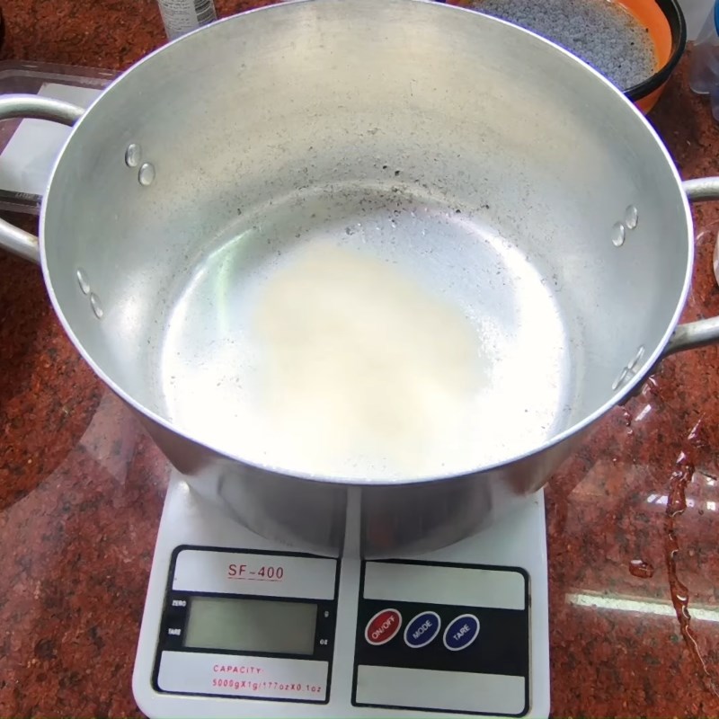 Step 1 Stir the sương sáo and sương sa powder Chè sương sa sương sáo sương sâm