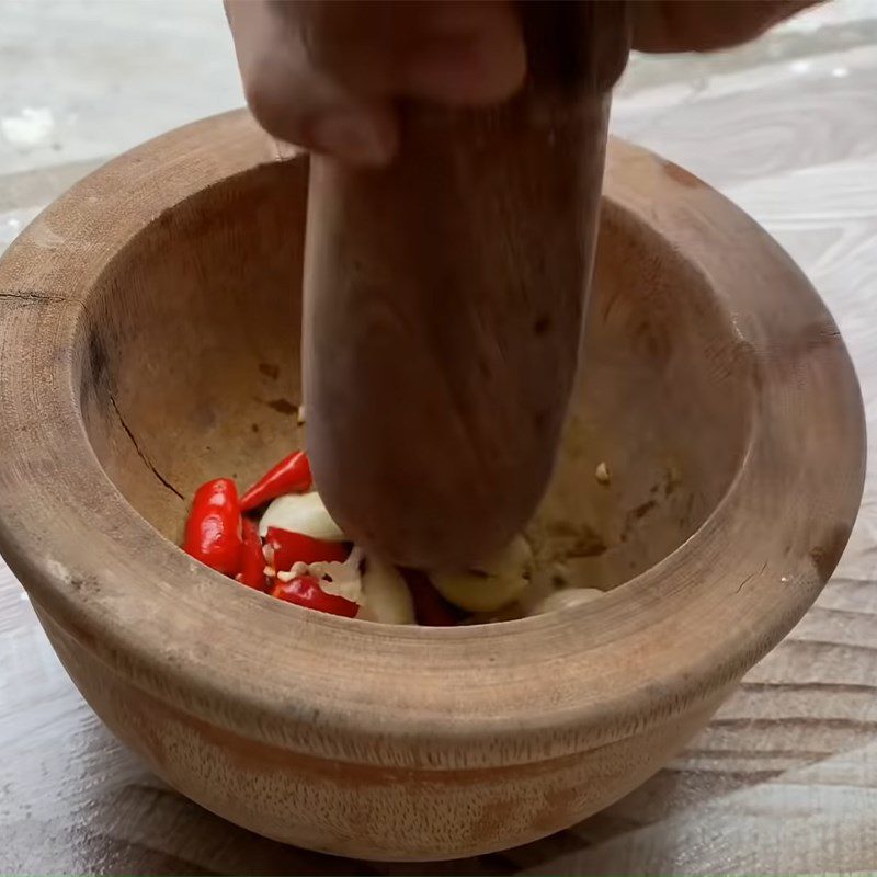 Step 3 Making dipping fish sauce for snails Snails steamed with lemongrass dipping in spicy fish sauce
