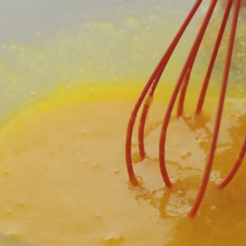 Step 1 Warm the egg mixture for Taiwanese sponge cake made in a rice cooker
