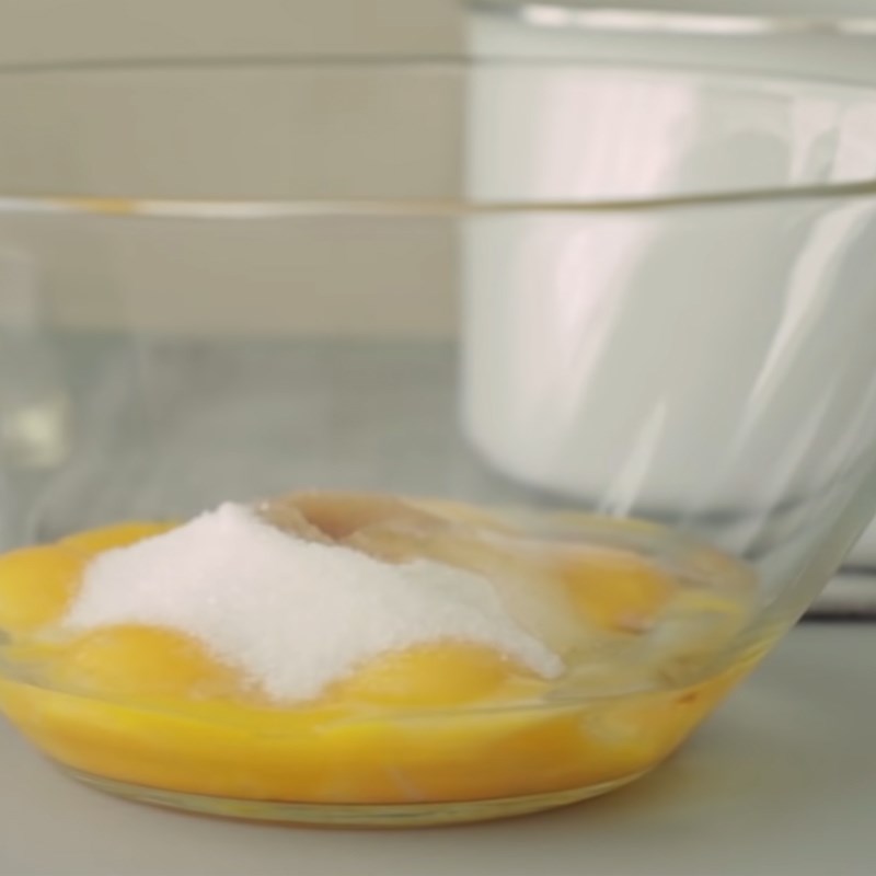 Step 1 Warm the egg mixture for Taiwanese sponge cake made in a rice cooker