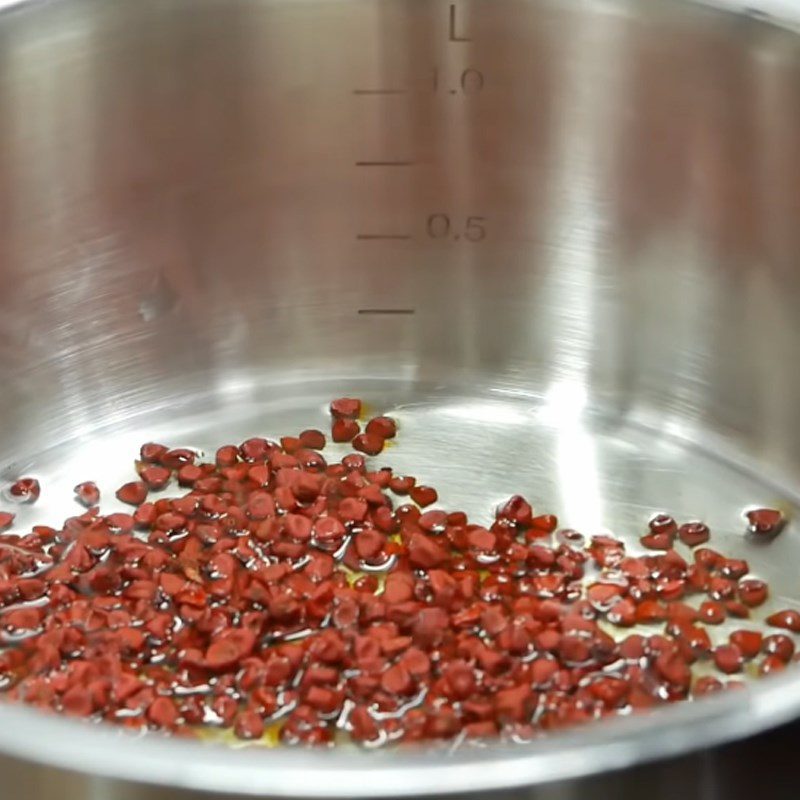 Step 3 Making annatto oil Beef noodle soup using a pressure cooker