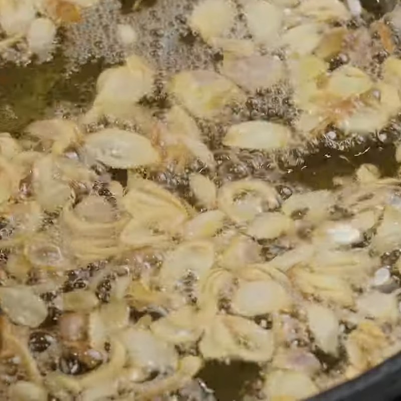 Step 3 Make fried shallots Bún cá Hải Phòng