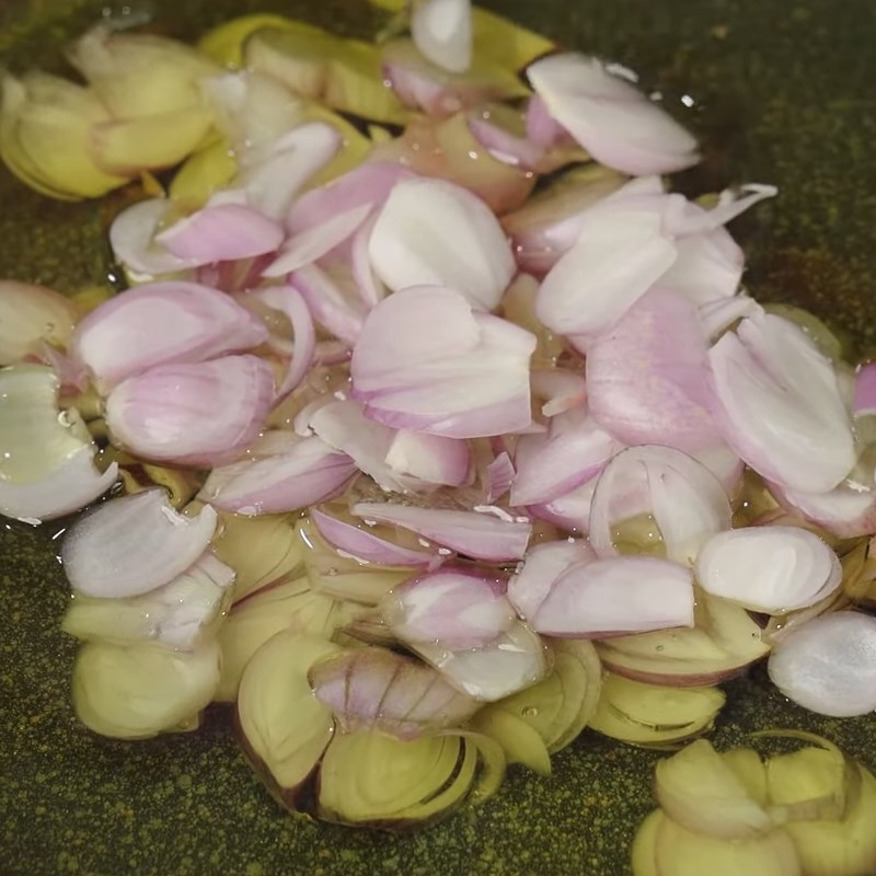 Step 3 Make fried shallots Bún cá Hải Phòng