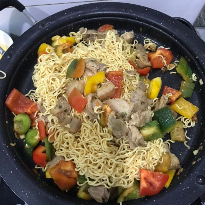 Step 2 Making stir-fried noodles with pork Stir-fried noodles with pork