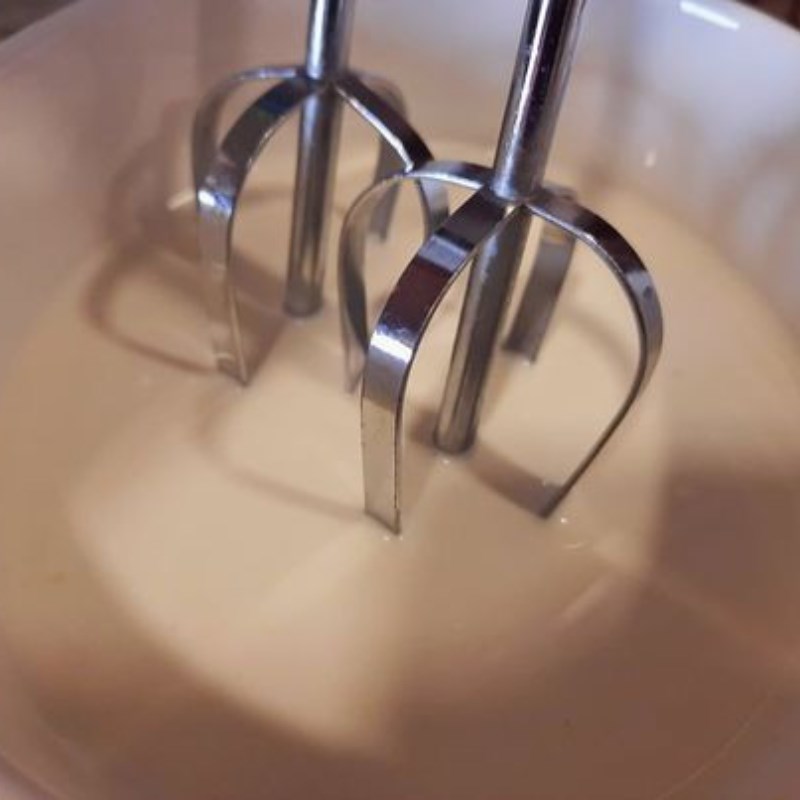 Step 1 Make milk foam for Macchiato Pink Tea Latte