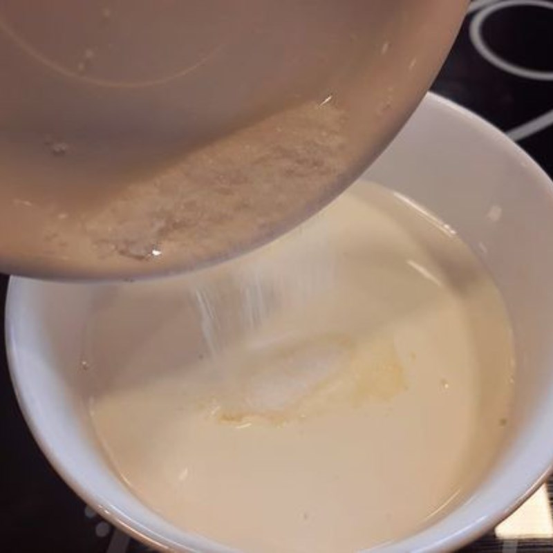 Step 1 Make milk foam for Macchiato Pink Tea Latte