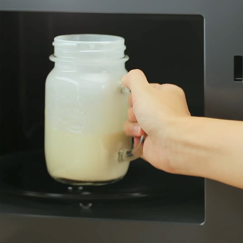 Step 1 Make milk foam (macchiato) Black tea macchiato