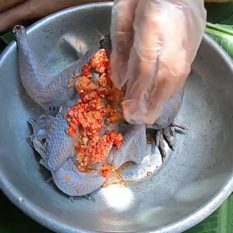 Step 2 Make chili salt and marinate the black chicken for grilling